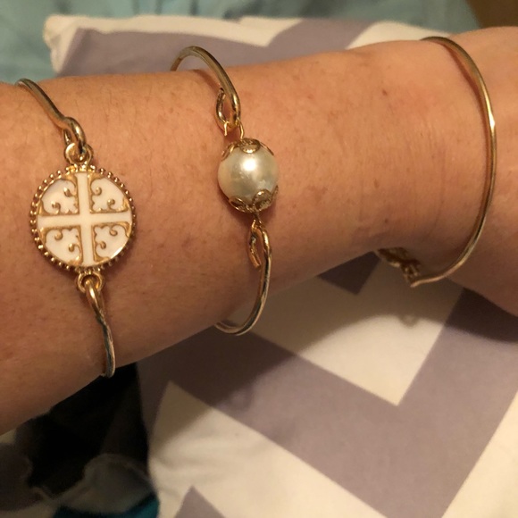 Set of 3 Gold Tone bracelets - Picture 4 of 4